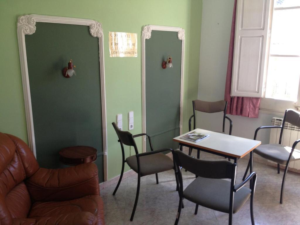 סנט בואי דל לוברגאט Hostal Porta De Ferro מראה חיצוני תמונה