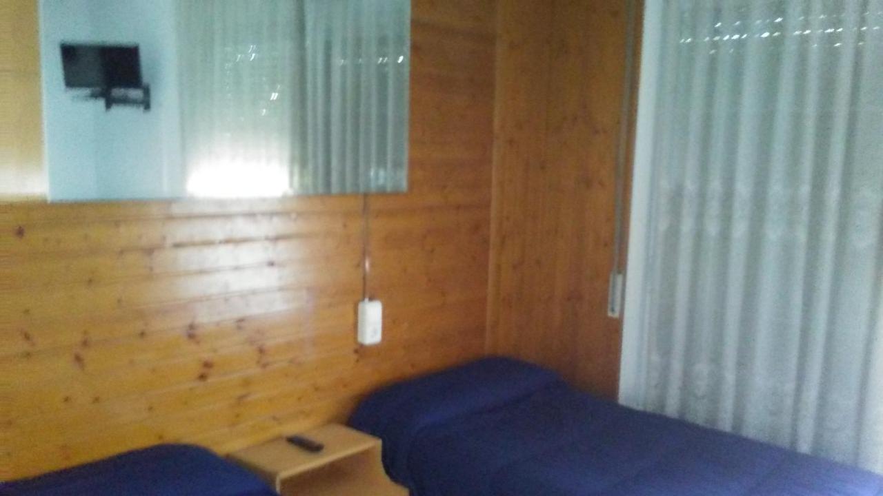 סנט בואי דל לוברגאט Hostal Porta De Ferro מראה חיצוני תמונה